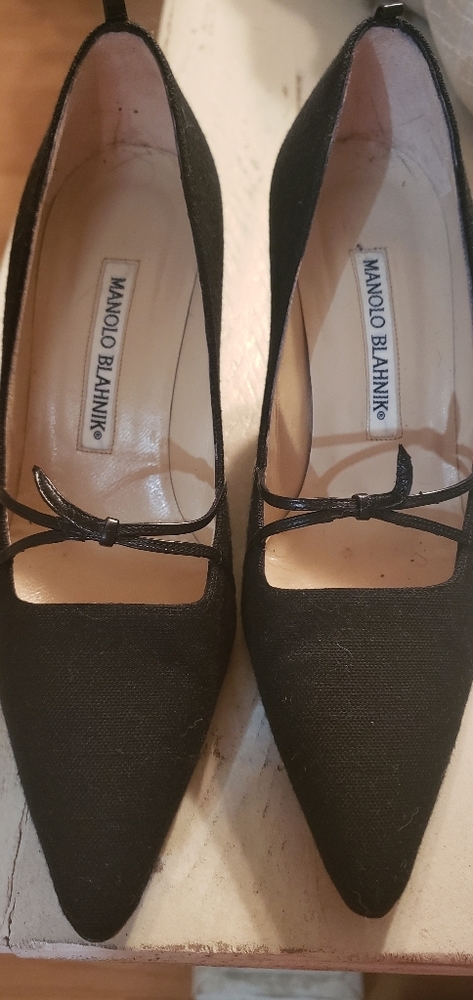 Manolo Blanik kitten heel pumps